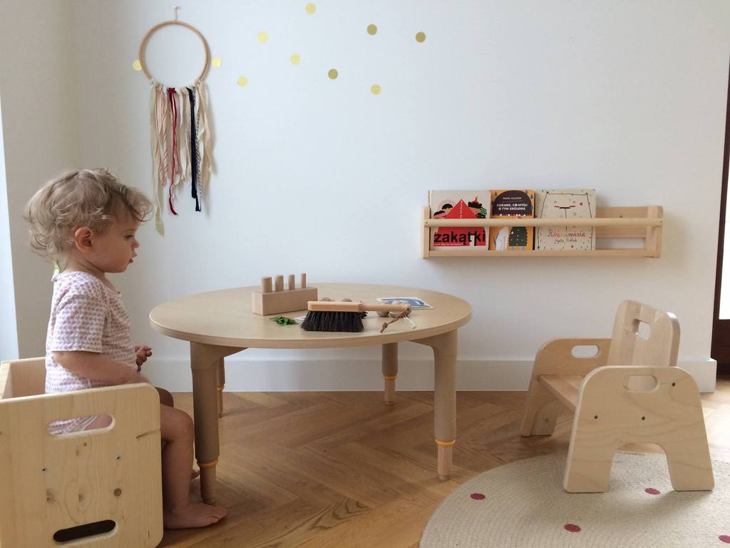 montessori bedroom - habitacion infantil - dormitorio montessori - mesa y silla