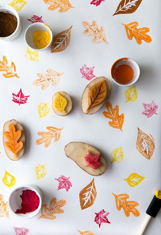 actividades otoño para niños - sellos de hojas con patatas para decorar