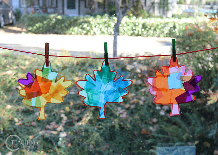 vidrieras de cristal con celofan de colores - actividades de otoño para niños - leaf suncatcher 2