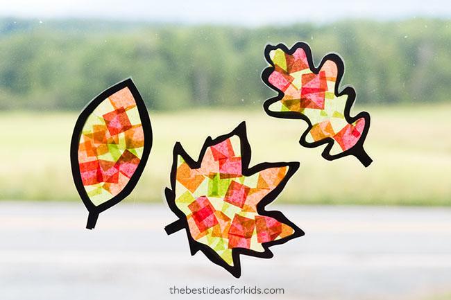 vidrieras de cristal con celofan de colores - actividades de otoño para niños - leaf suncatcher