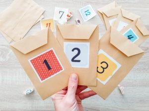 Calendario de Adviento DIY sobres colgados - Homemade Advent Calendar - Imrimible gratis pdf - Navidad - Christmas